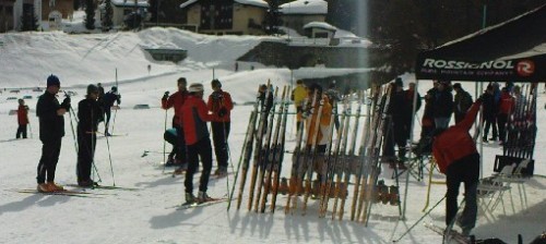 Tester nye ski langs løypen